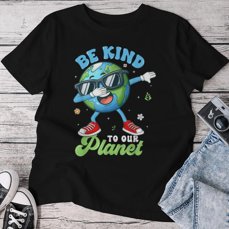Dabbing Earth Be Kind To Our Planet Happy Earth Day 2024 Women T-shirt Funny Gifts