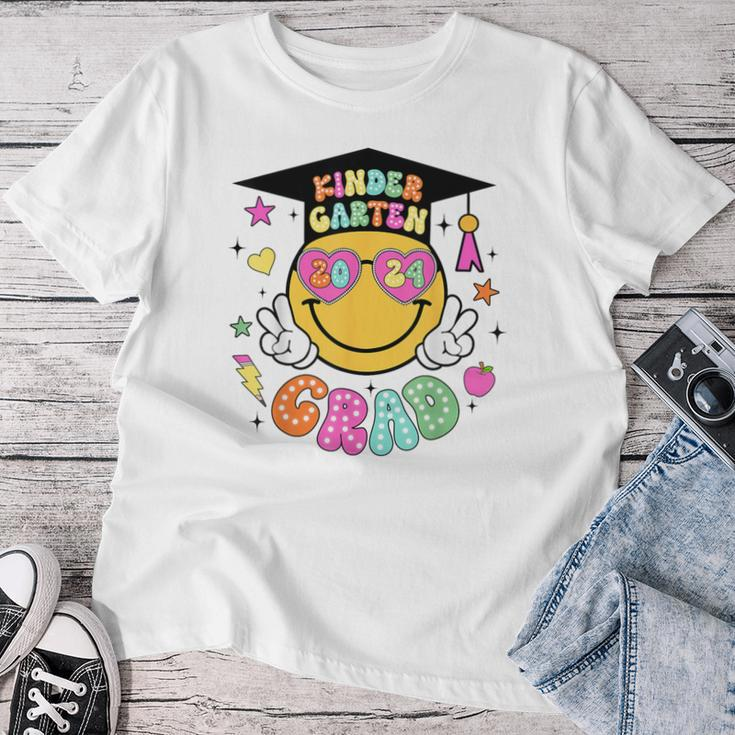 Groovy Kindergarten Graduate Happy Face Graduation 2024 Grad Women T-shirt Funny Gifts