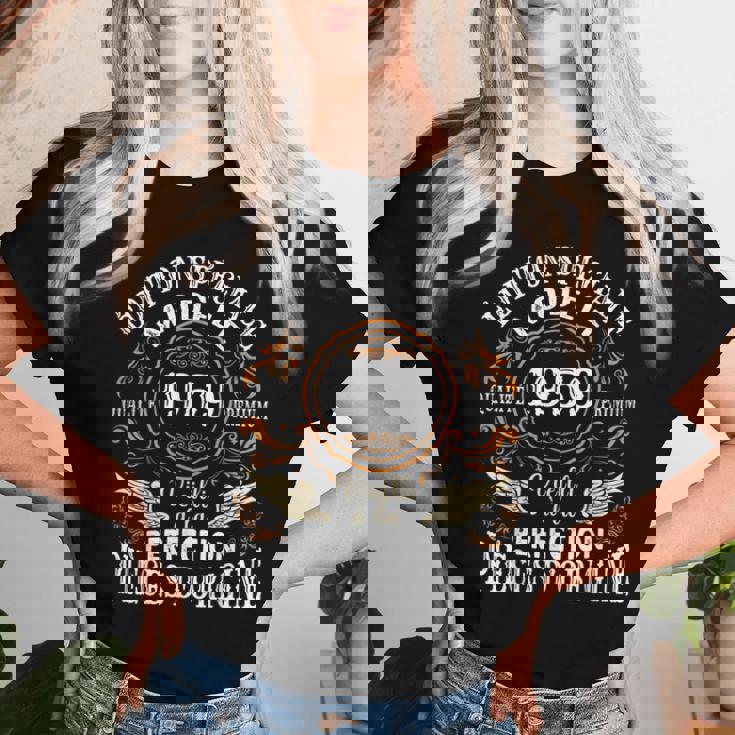 Femme 60ème Anniversaire Homme Femme 60 Ans 1965 Décoration Drôle Gestes T-Shirt Avec Col En V