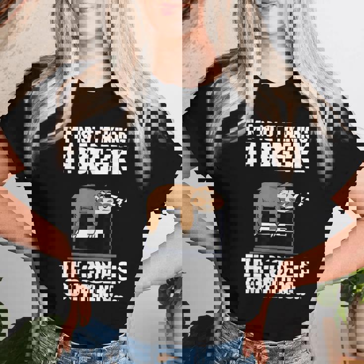 The Code Is Compiling Coder Sloth Coding Programmateur Amusant T-shirt femme Cadeaux pour elle
