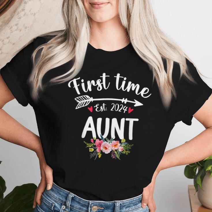 Cute First Time Aunt Est 2024 Promoted To New Aunt Women T-shirt Gifts for Her