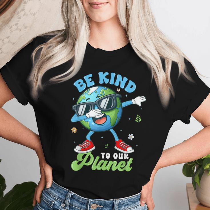 Dabbing Earth Be Kind To Our Planet Happy Earth Day 2024 Women T-shirt Gifts for Her