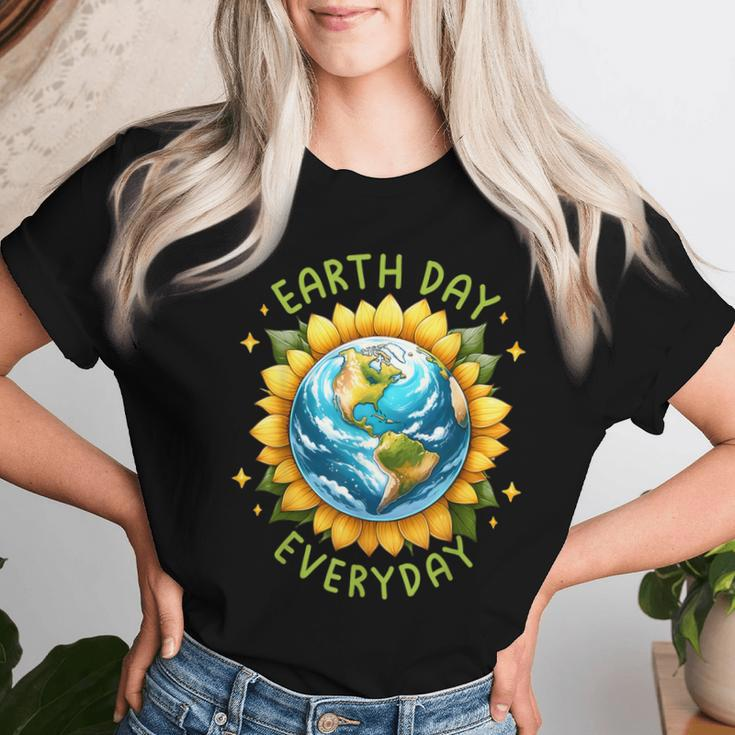 Earth Day Everyday Sunflower Environment Recycle Earth Day Women T-shirt Gifts for Her