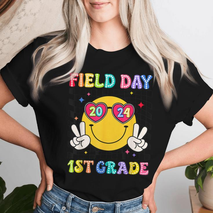 Field Day 2024 1St Grade Smile Face Teacher Field Trip Women T-shirt Gifts for Her