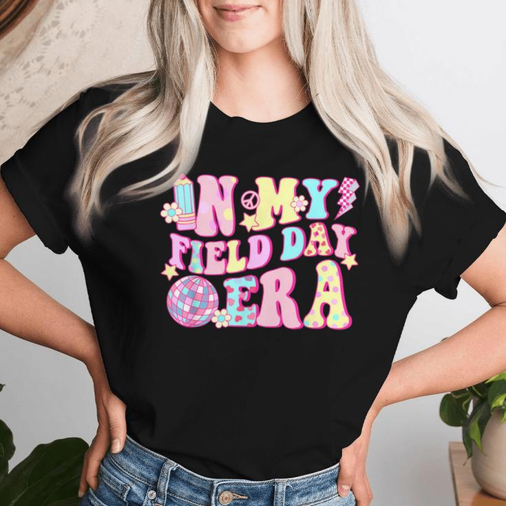 In My Field Day Era Field Trip Groovy Teacher Student Women T-shirt Gifts for Her