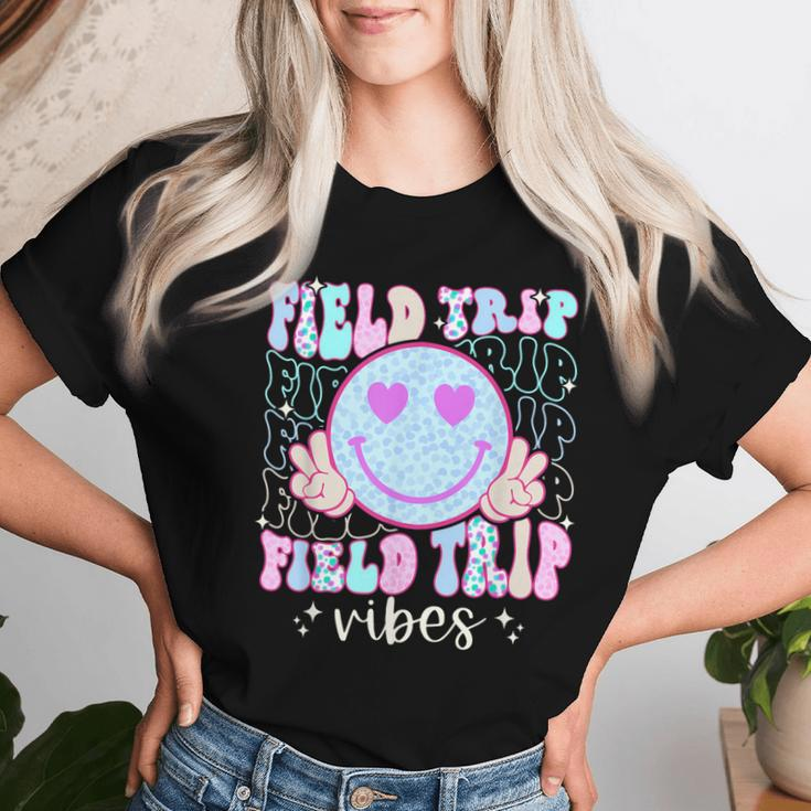 Field Day Field Trip Vibes Fun Day Groovy Teacher Student Women T-shirt Gifts for Her