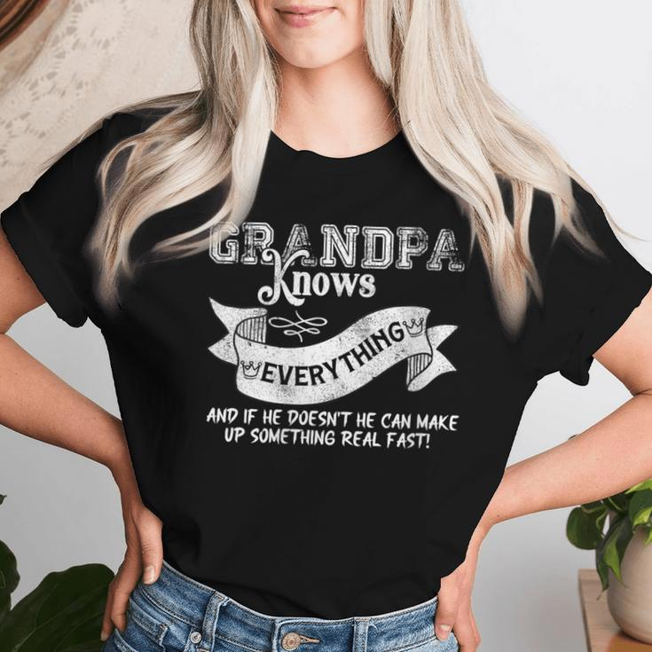 Grandpa Knows Everything Vintage Father's Day Women T-shirt Gifts for Her