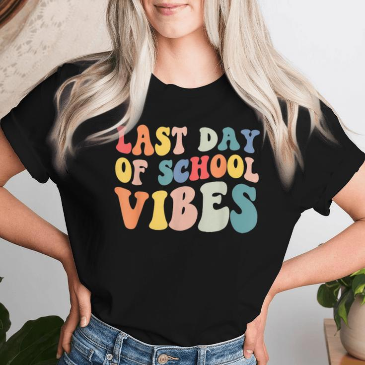 Groovy Last Day Of School Vibes Teacher Student Graduation Women T-shirt Gifts for Her