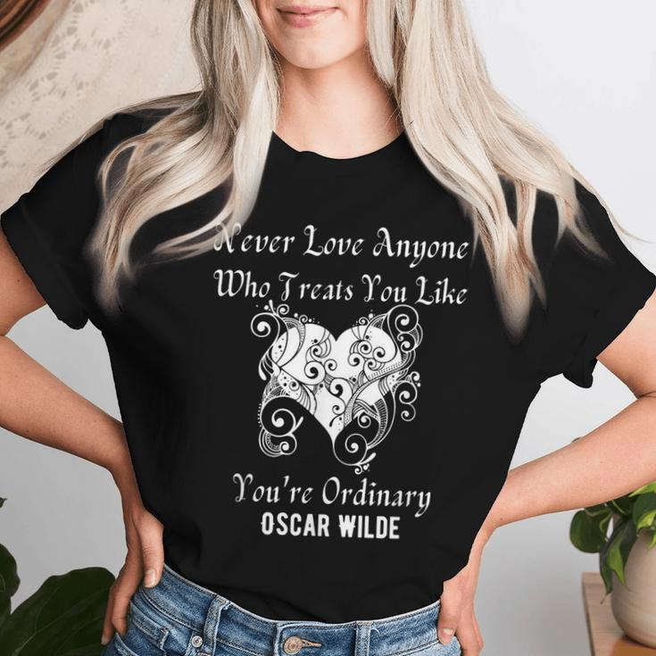 Heart Oscar Wilde Irish Poet Author Never Love Valentine Mom Women T-shirt Gifts for Her