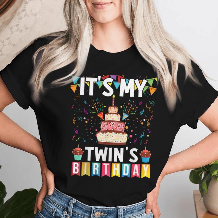 It's My Twin's Birthday Twins Matching Birthday Mom Dad Women T-shirt Gifts for Her