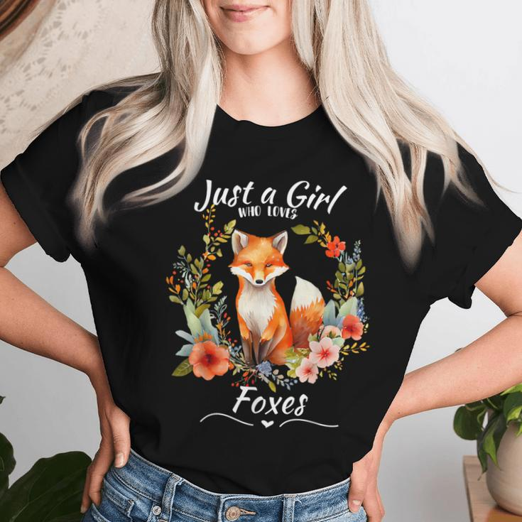 Just A Girl Who Loves Foxes For Girls Who Love Animals Women T-shirt Gifts for Her