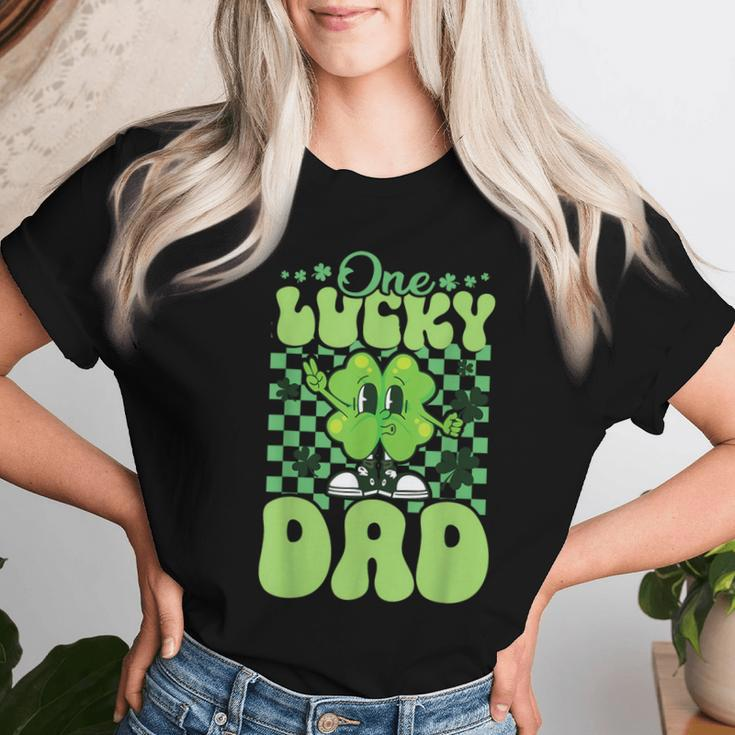 One Lucky Dad Groovy Retro Dad St Patrick's Day Women T-shirt Gifts for Her