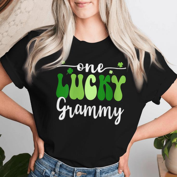 One Lucky Grammy Groovy Retro Grammy St Patrick's Day Women T-shirt Gifts for Her