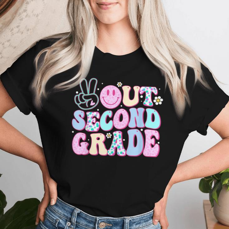 Peace Out Second Grade Last Day Of School Groovy Boys Girls Women T-shirt Gifts for Her