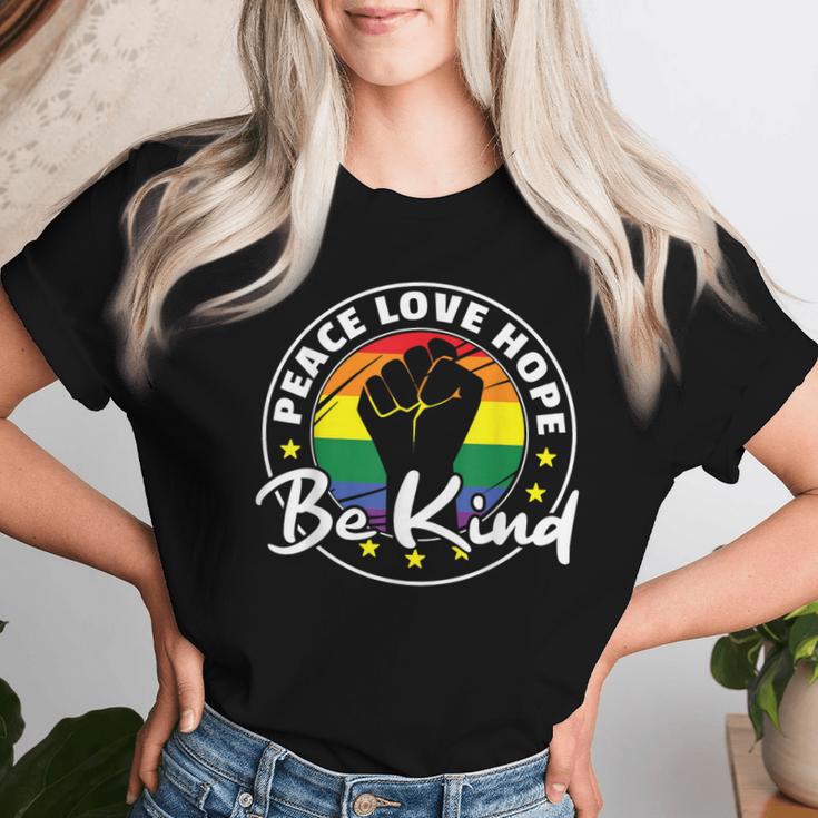 Regenbogen Flag Pride Lgbtq Peace Love Hope Be Kind Pride T-shirt Frauen Geschenke für Sie