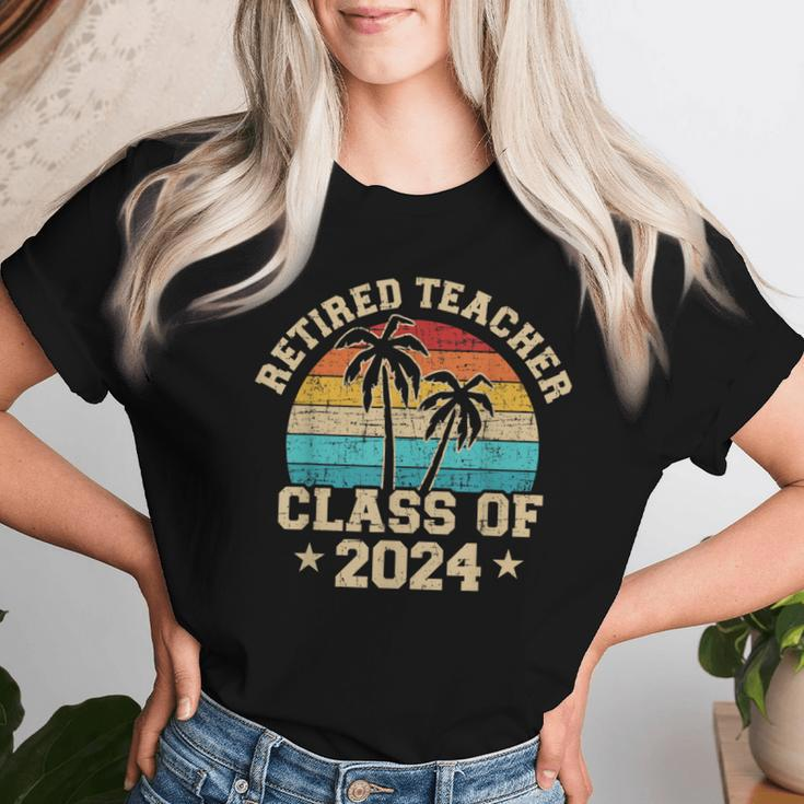 Retired Teacher Class Of 2024 Vintage School Retirement Women T-shirt Gifts for Her