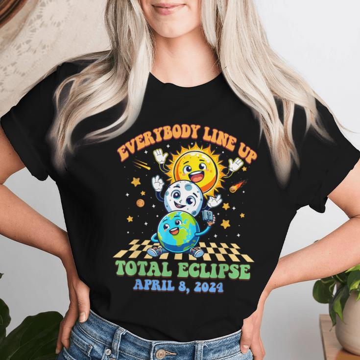 Retro Groovy Everybody Line Up Total Solar Eclipse 2024 Women T-shirt Gifts for Her