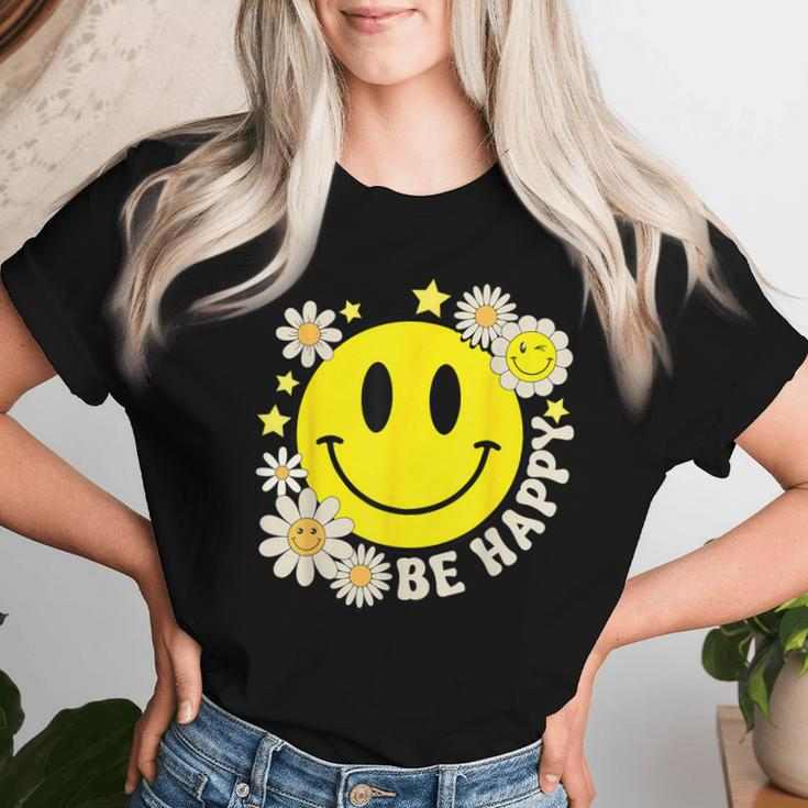 Retro Groovy Be Happy Smile Face Daisy Flower 70S Women T-shirt Gifts for Her