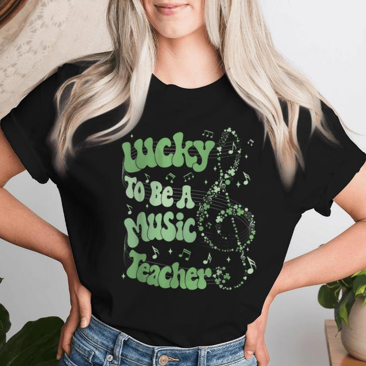 Retro Groovy Lucky To Be A Music Teacher St Patrick's Day Women T-shirt Gifts for Her