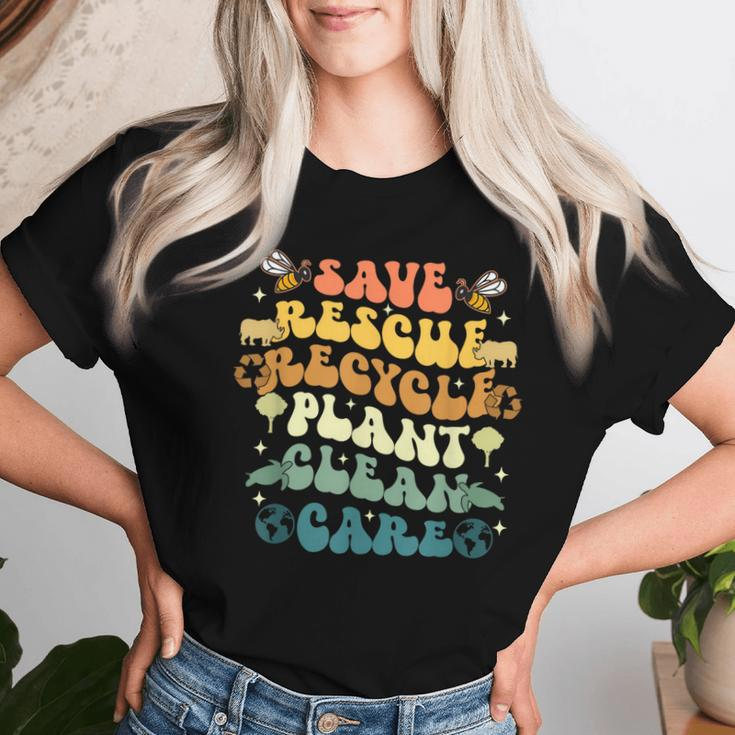Retro Groovy Save Bees Rescue Animals Recycle Earth Day 2024 Women T-shirt Gifts for Her