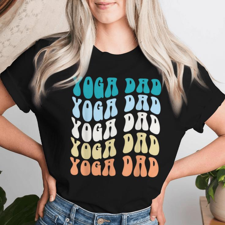 Retro Yoga Dad Father's Day Retro Groovy Daddy Yoga Women T-shirt Gifts for Her
