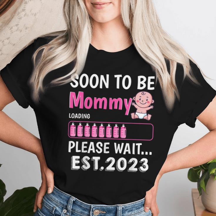 Soon To Be Mommy Est 2023 Baby Shower Girl Loading Family Women T-shirt Gifts for Her