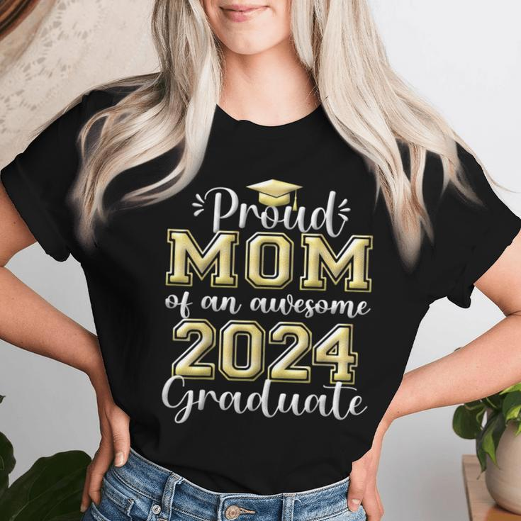 Super Proud Mom Of 2024 Graduate Awesome Family College Women T-shirt Gifts for Her