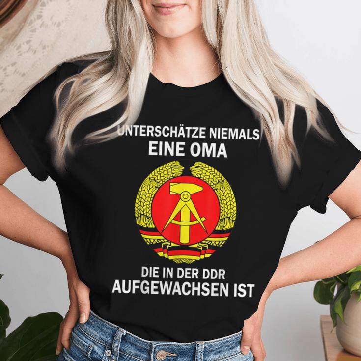 Unterschätze Niemals Eine Oma Die In Der Ddr Osten T-shirt Frauen Geschenke für Sie