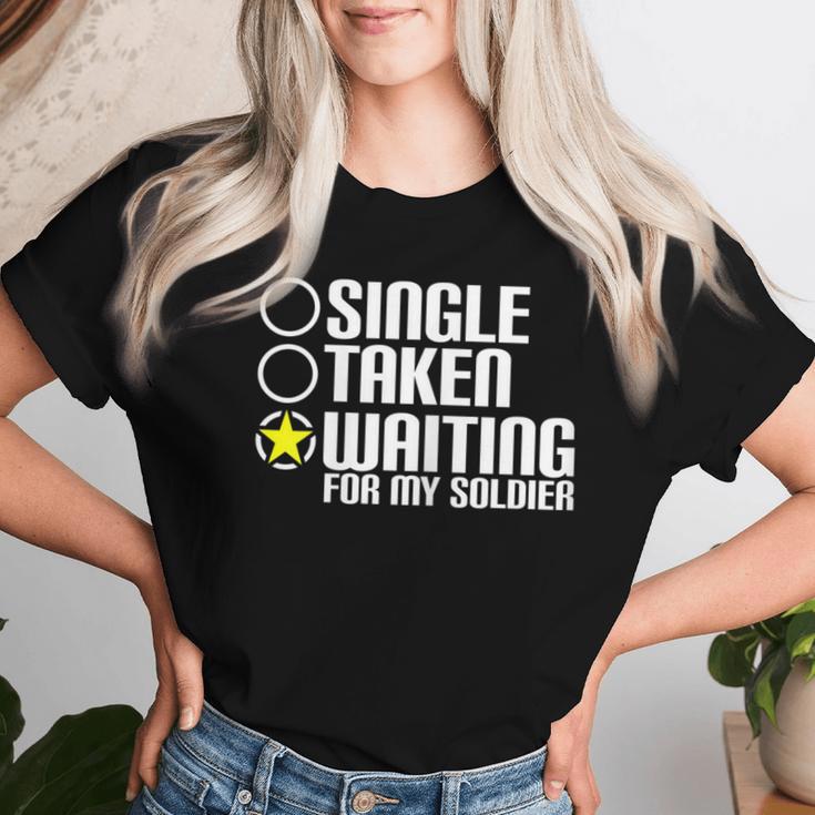 Women's Single Taken Waiting For My Soldier Hero Wife T-shirt Frauen Geschenke für Sie