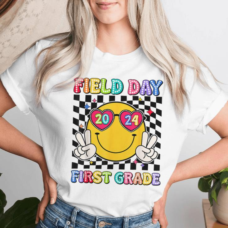 Field Day 2024 First Grade Fun Day Sunglasses Field Trip Women T-shirt Gifts for Her