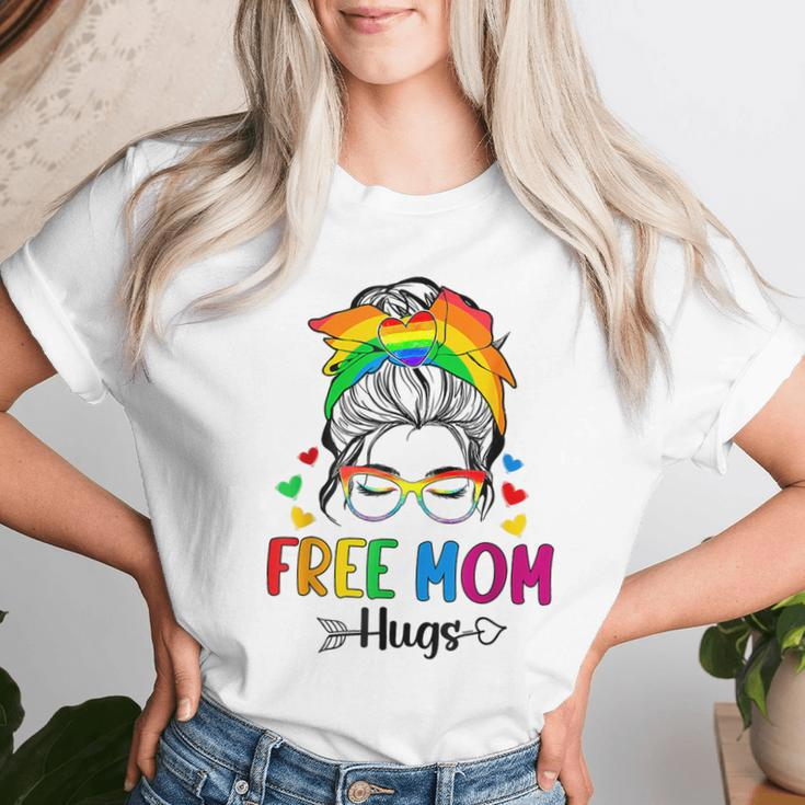 Free Mom Hugs Messy Bun Rainbow Gay Trans Pride Mother Day Women T-shirt Gifts for Her