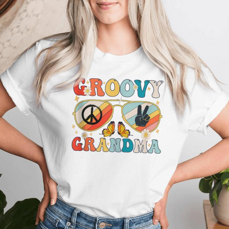Groovy Grandma 70S Vibe Bday Colors Groovy Peace Sign Women T-shirt Gifts for Her