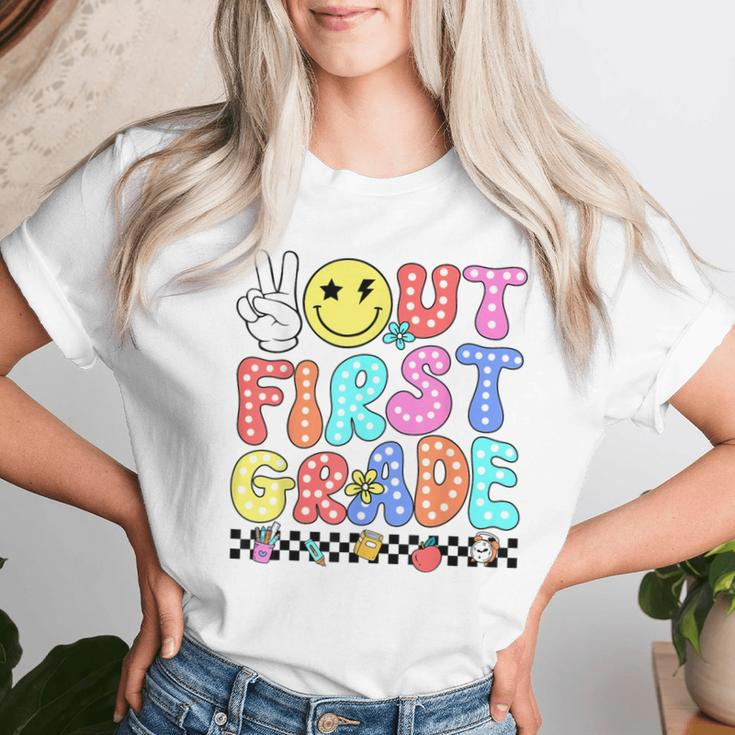 Peace Out First Grade Cute Groovy Last Day Of 1St Grade Women T-shirt Gifts for Her