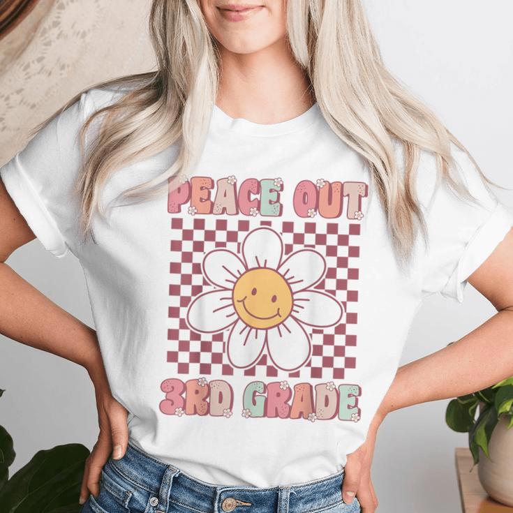 Peace Out Third Grade Cute Groovy Last Day Of 3Rd Grade Women T-shirt Gifts for Her