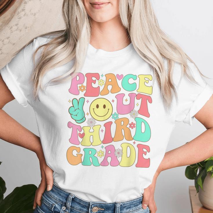 Peace Out Third Grade Groovy 3Rd Grade Last Day Of School Women T-shirt Gifts for Her