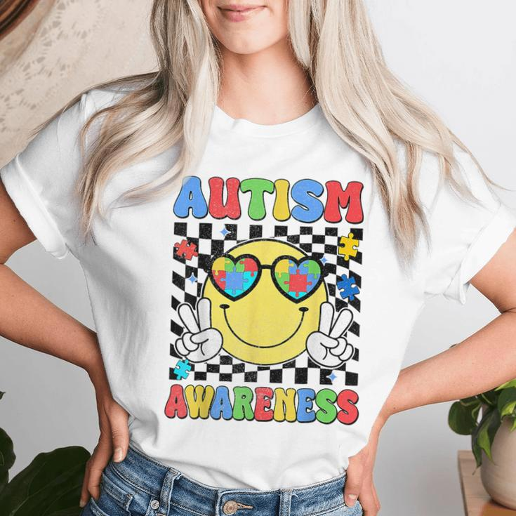 Retro Groovy Autism Awareness Hippie Smile Face Boy Girl Kid Women T-shirt Gifts for Her