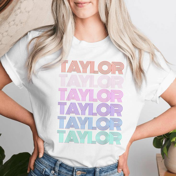 Retro Taylor Girl Boy First Name Pink Groovy Birthday Party Women T-shirt Gifts for Her