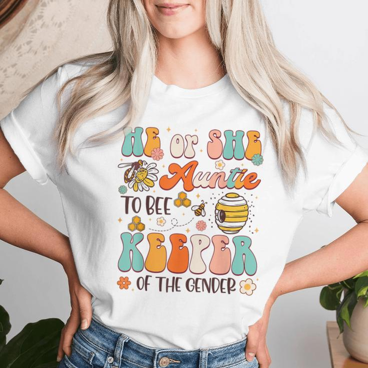 He Or She Auntie To Bee Keeper Of The Gender Reveal Groovy Women T-shirt Gifts for Her