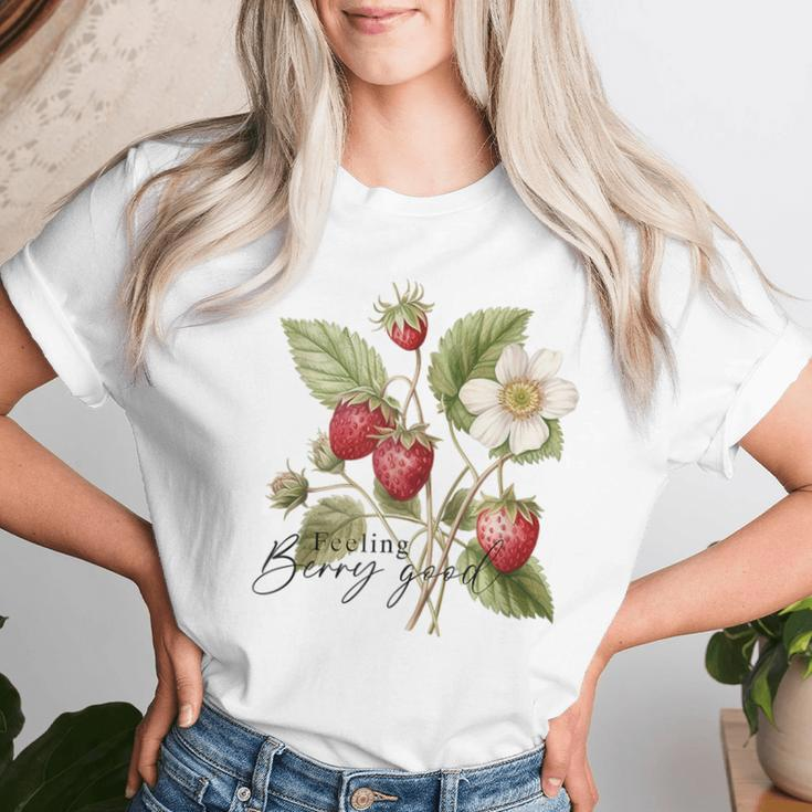 Summer Flower Strawberries Nature Lover Floral Wildflower Women T-shirt Gifts for Her