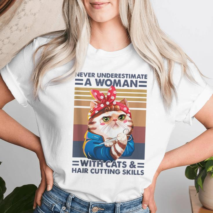 Never Underestimate A Woman With Cats & Hair Cutting Skills Women T-shirt Gifts for Her