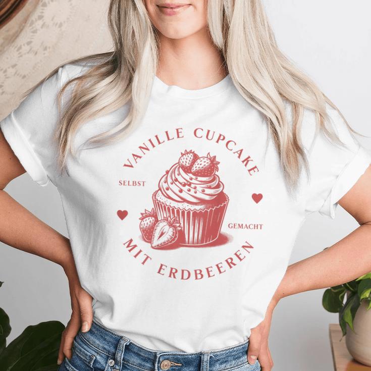 Vanille Cupcake Mit Erdbeeren Auf Dem Rücken T-shirt Frauen Geschenke für Sie