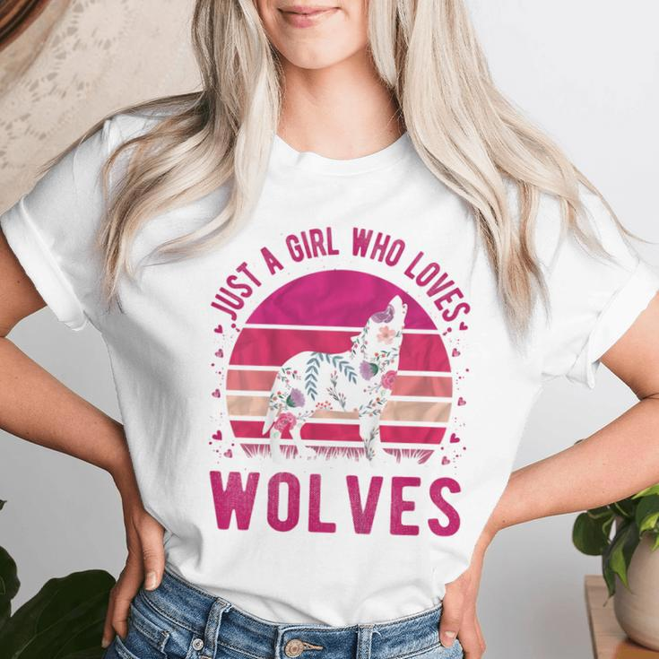 Youth Just A Girl Who Loves Wolves Vintage Retro Women T-shirt Gifts for Her