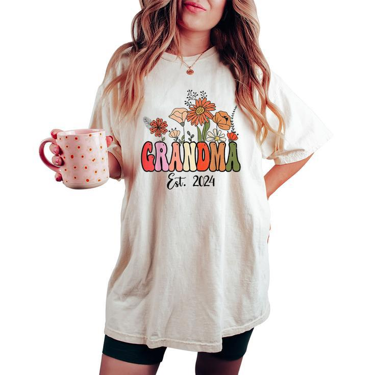 Flowers Groovy Retro Grandma Est 2024 Grandma To Be Women's Oversized Comfort T-shirt