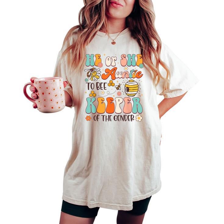 He Or She Auntie To Bee Keeper Of The Gender Reveal Groovy Women's Oversized Comfort T-shirt
