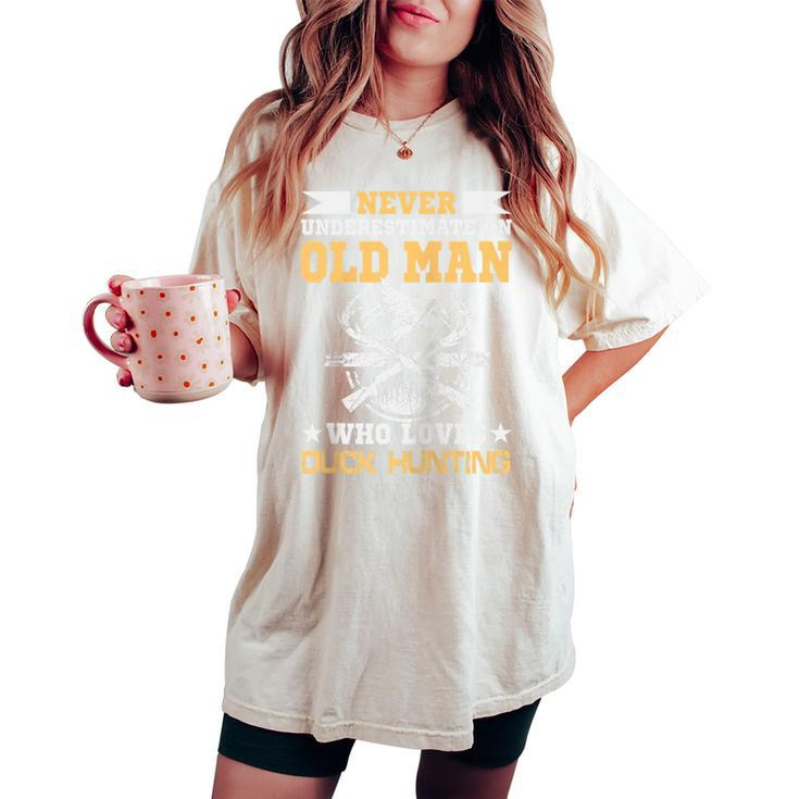 Never Underestimate An Old Man Who Loves Duck Hunting Women's Oversized Comfort T-shirt