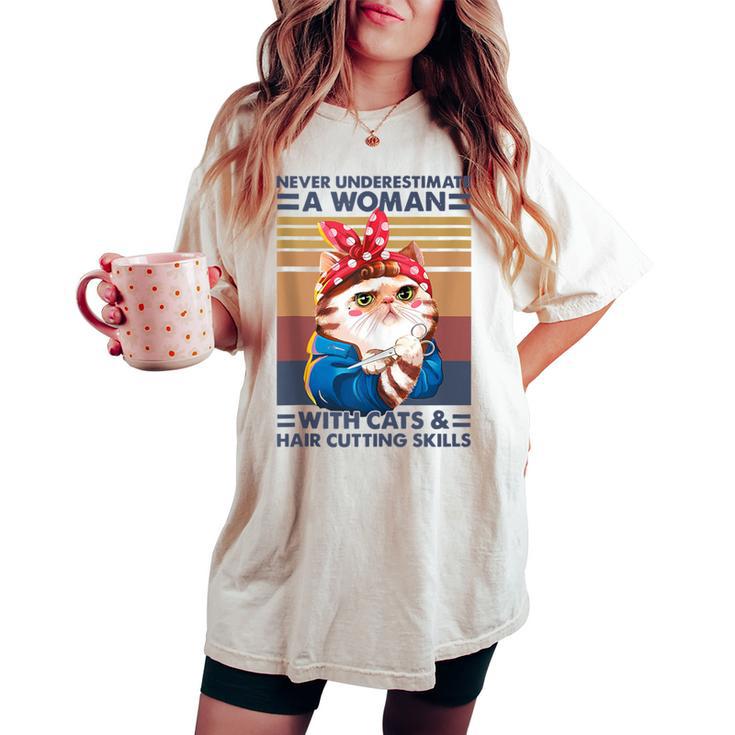 Never Underestimate A Woman With Cats & Hair Cutting Skills Women's Oversized Comfort T-shirt