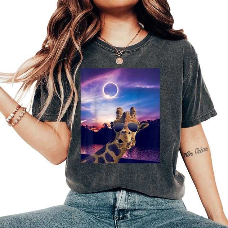 Cool Giraffe Selfie With Solar 2024 Eclipse Sunglasses Women's Oversized Comfort T-Shirt