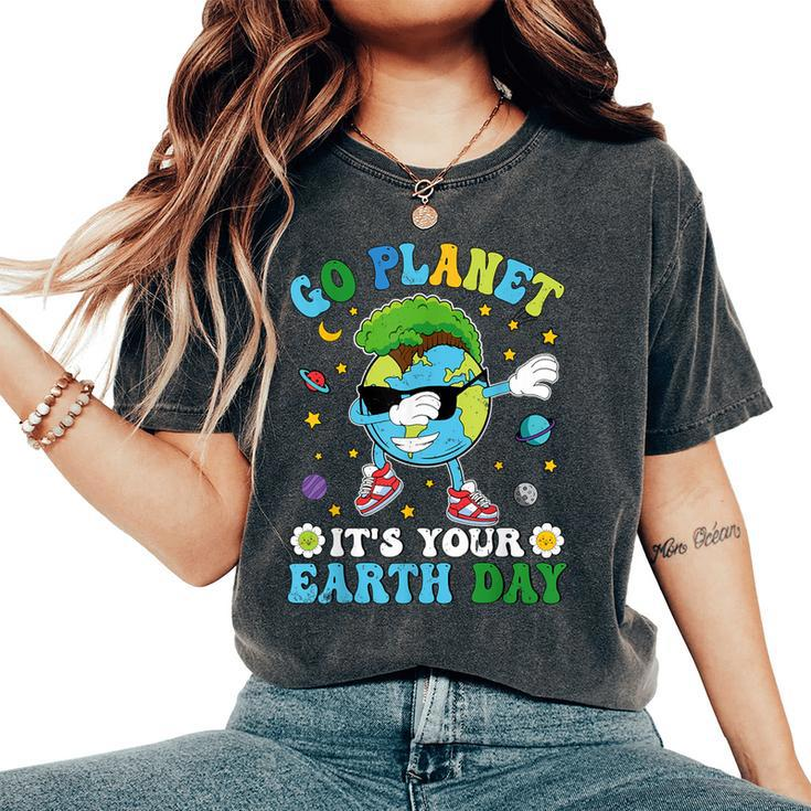 Dabbing Earth Day 2024 Groovy Go Planet It's Your Earth Day Women's Oversized Comfort T-Shirt