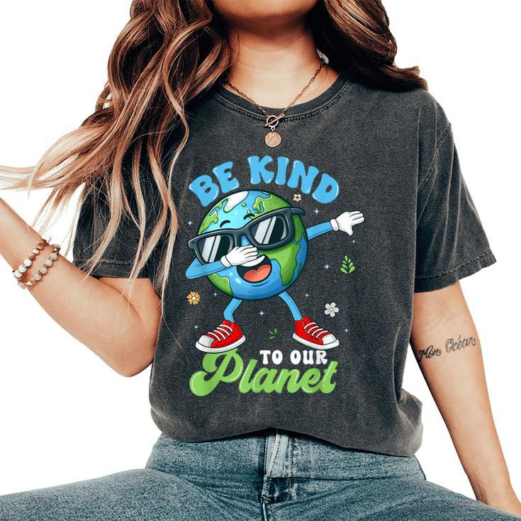 Dabbing Earth Be Kind To Our Planet Happy Earth Day 2024 Women's Oversized Comfort T-Shirt