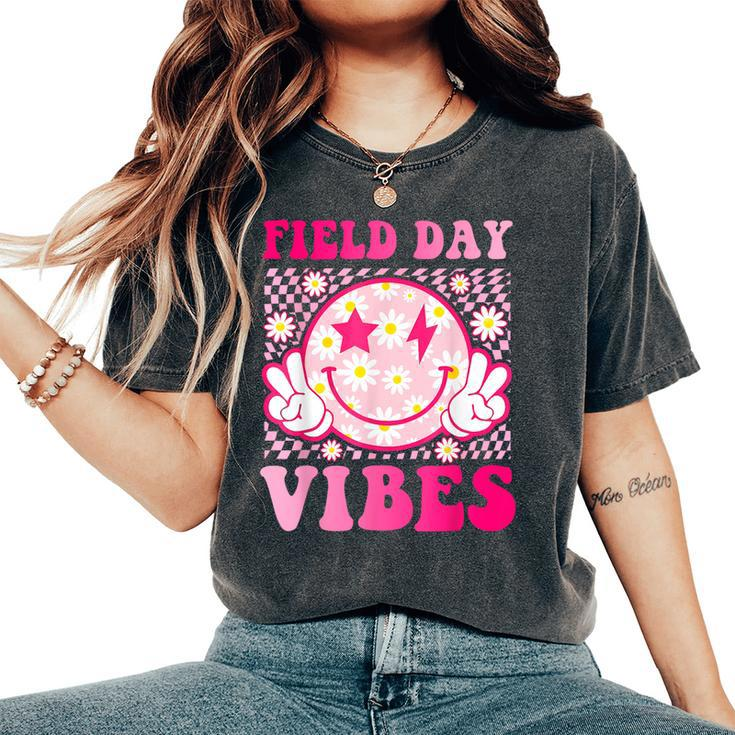 Field Day Vibes Fun Day Field Trip Groovy Teacher Student Women's Oversized Comfort T-Shirt